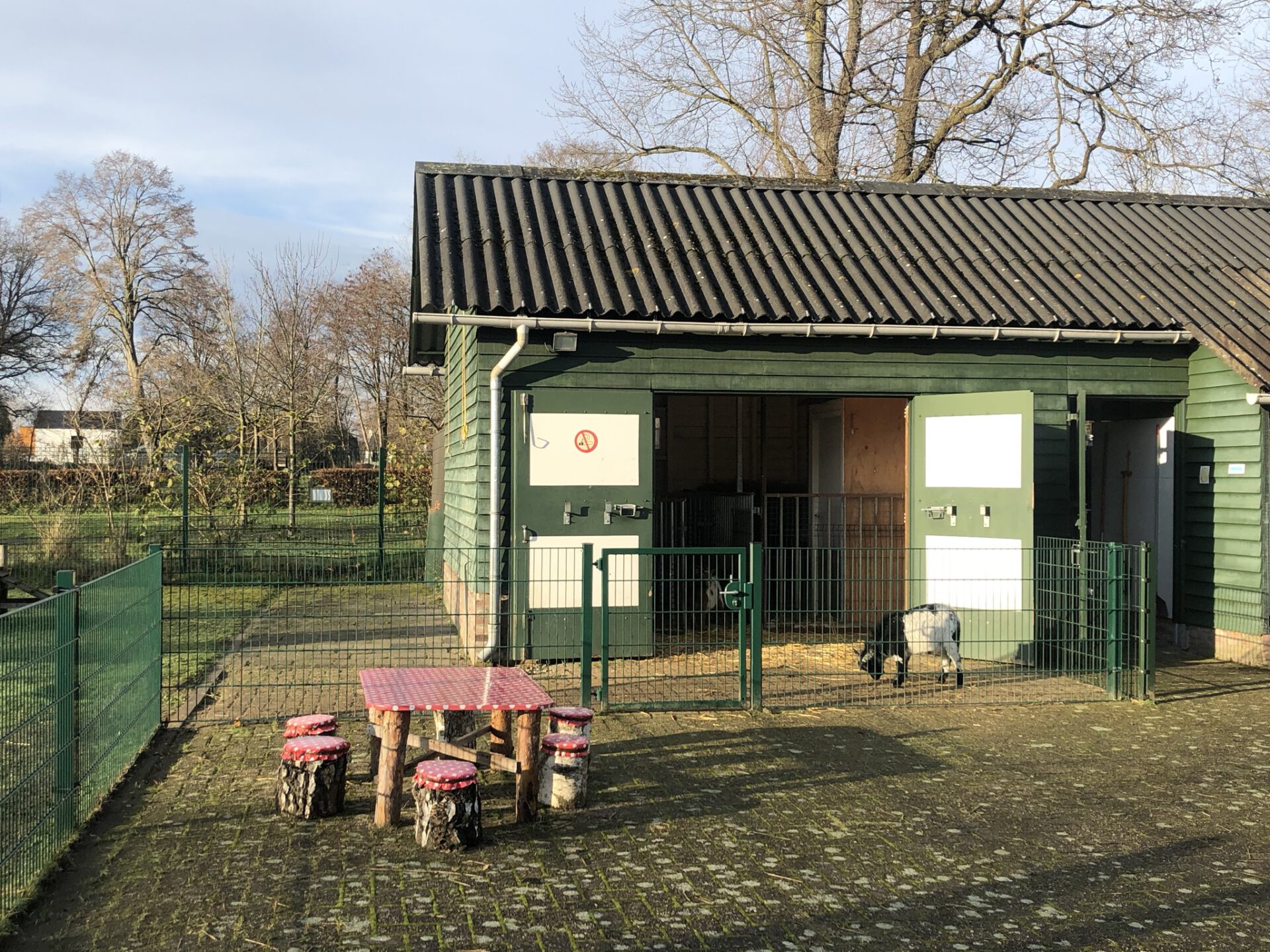 Kindertafel voor schuur